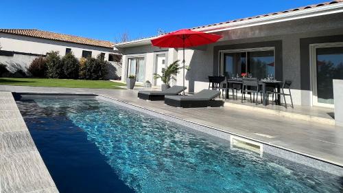 Belle villa avec piscine et vue - Location, gîte - Servian