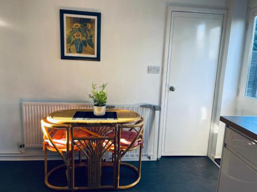 St Ives, King Bed Cosy home, parking, fast Wi Fi
