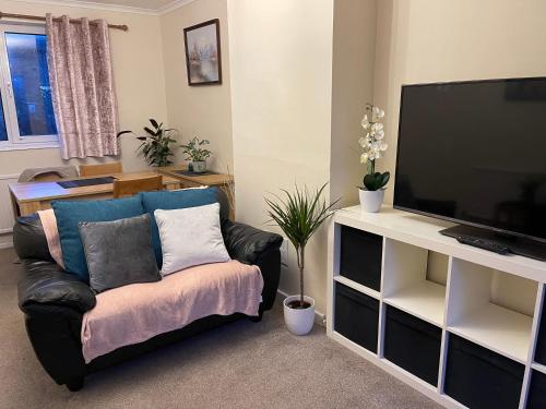 St Ives, King Bed Cosy home, parking, fast Wi Fi