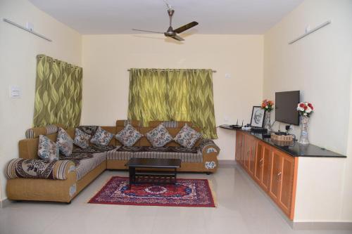 BRUNDHA HOMESTAY Villa with Garden