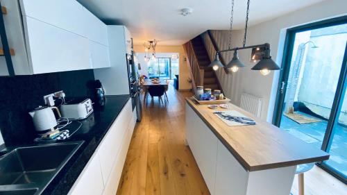 Tregenna House - St Ives, A Beautiful Newly Refurbished 4 Bedroom Family Town House With Alfresco Dining Garden and Private Parking Spaces