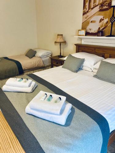 1 double bed, 1 twin bed