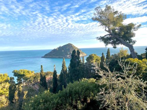 Extraordinary view with a Cobalt pool on the Tuscany coast