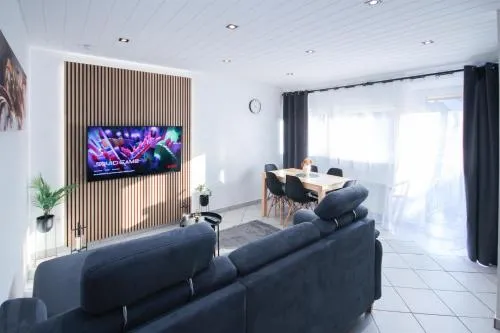 ALFA Stuttgart 3Zi-Maisonette 6 Personen Zuffenhausen nahe Porsche & Bosch l WIFI & SmartTV I 3BR 4 Beds I Kitchen I Bathroom & WC in Stuttgart, Deutschland