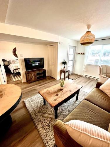 Cozy Lakeview Suite in Victoria, Canada