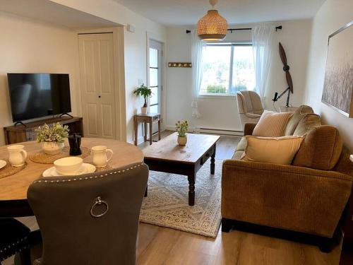 Cozy Lakeview Suite in Victoria, Canada