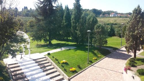 Viesnīcas āriene, Hotel Radmilovac in Vinca