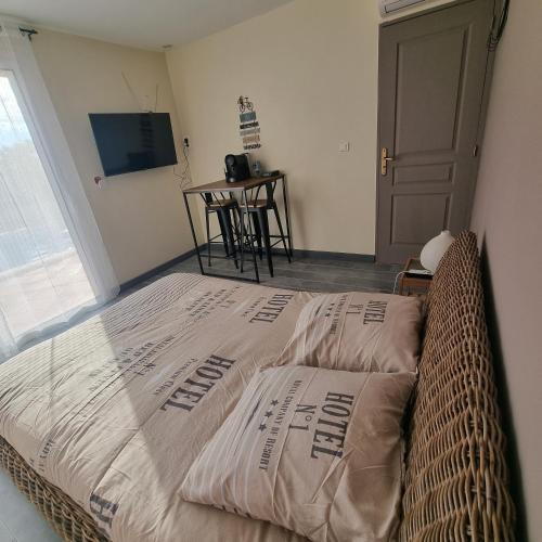 Chambre avec piscine partagée 1