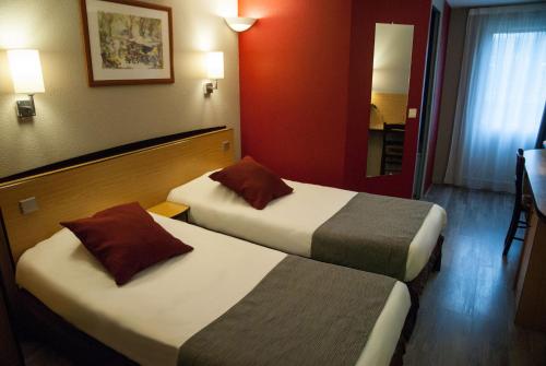 2 twin beds