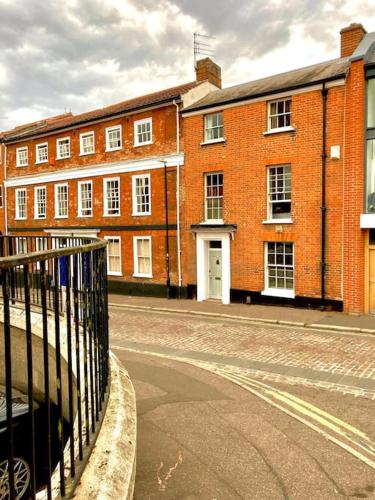 Charming 1 bed loft in 16C house in city centre