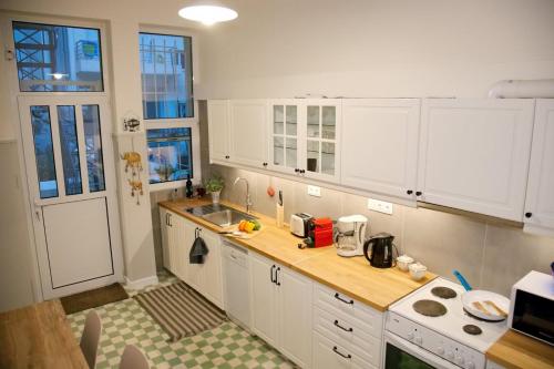 Aroura Neoclassical Home 3BR 2BA, Athen (Foto 9)