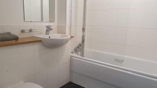 Spacious London apartment 5 min walk to Leytonstone Underground Station and 5 stops to zone 1