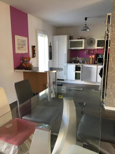 Kitchen, Villa Rose Suite et chambres chez l'habitant in Lemasson