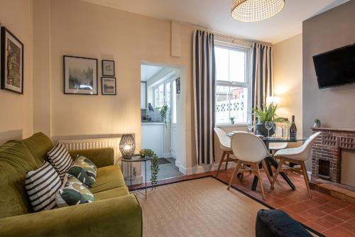 3 Bedroom Home Sleeps 5 Close To Chester City Centre Welcomes Couples, Small Groups, Families And Contractors - Chester