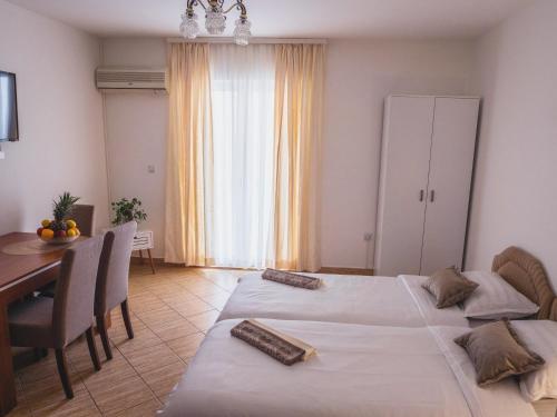 2 bedrooms, 4 beds