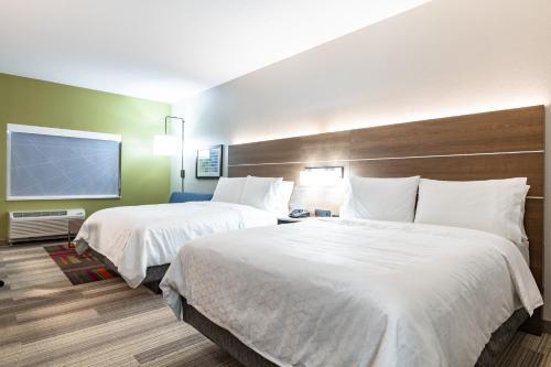 2 queen beds, 1 sofa bed