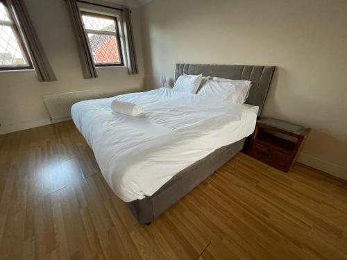 Super King Bed Suite, Executive office, fast WiFi, free parking