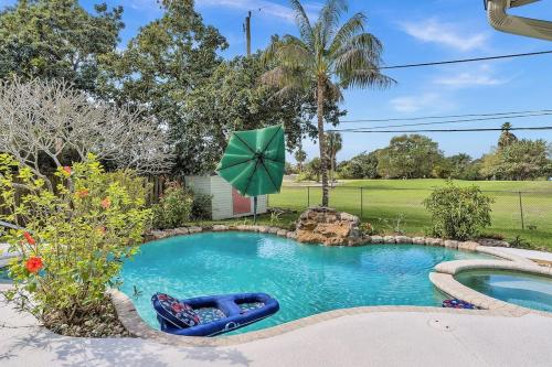 Pool Heat I Firepit and BBQ I 75"TV I Foosball I 581mbps in Cooper City, Vereinigte Staaten von Amerika