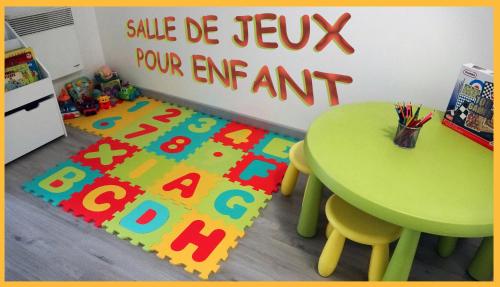 Salle de jeux enfant 10min de disney transport en commun 1 chambre 4 couchages et 2 dans le salon