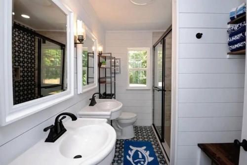 Little Blue Cottage: a wooded getaway near beaches and towns in Benton Harbor, USA