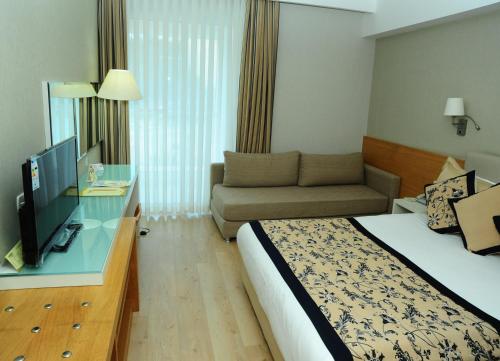 Double or Twin Room with Side Sea View-Annex