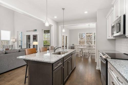 Beautiful Home with Lake and Marina Access, Firepit, Golf Cart Included