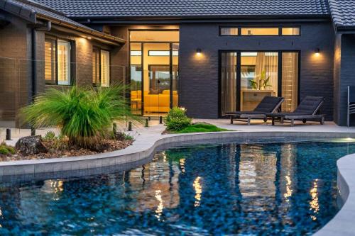 Family Waterfront Escape - Pool, 2 King rooms in Bundall