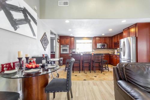Amazing BBQ POOl home at center of LA美式四房大地泳池烧烤区美屋 in Chino Hills, USA
