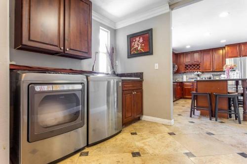 Amazing BBQ POOl home at center of LA美式四房大地泳池烧烤区美屋 in 奇諾崗