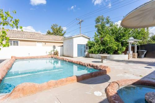 Amazing BBQ POOl home at center of LA美式四房大地泳池烧烤区美屋 in 奇諾崗