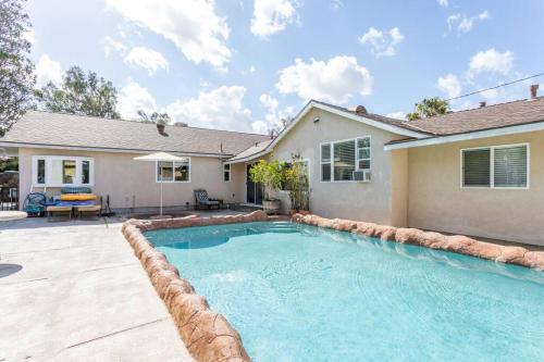 Amazing BBQ POOl home at center of LA美式四房大地泳池烧烤区美屋 in 奇諾崗