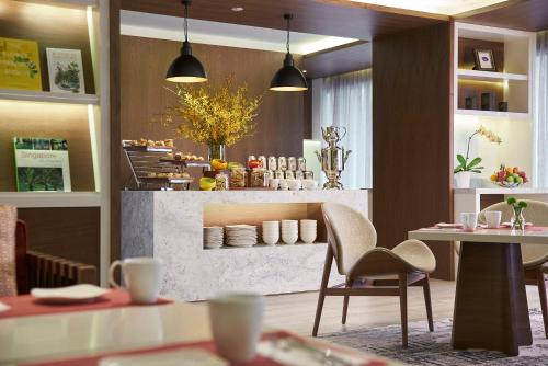 Bar/lounge, Orchard Rendezvous Hotel by Far East Hospitality near Mount Elizabeth Hospital