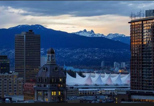 Vancouver condo-surreal mountain & water views 2bd