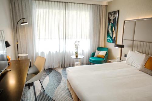 Deluxe Queen Room image 4