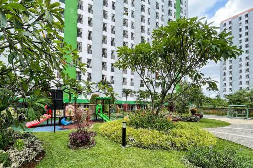 Játszótér, RedLiving Apartemen Green Lake View Ciputat Farida Property 1 Tower E in Pisangan