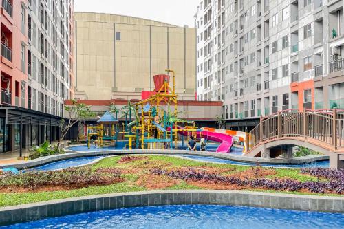 Parque infantil, RedLiving Apartemen Transpark Juanda - F88 Tower Jade near Carrefour Bekasi Square