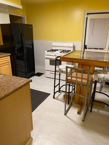 Cozy home 3 BR 5 beds private yard in Cincinnati, USA