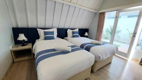 2 twin beds