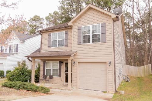 Beautiful spacious 4 bedroom house , sleeps 8+ in Raleigh, USA