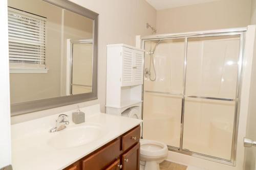 Beautiful spacious 4 bedroom house , sleeps 8+ in Raleigh, USA