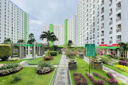 Kert, RedLiving Apartemen Green Lake View Ciputat Syafa Property Tower E in Pisangan