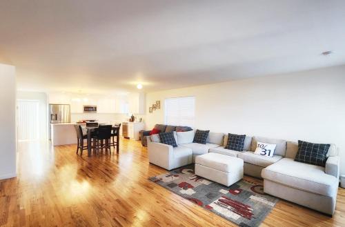 Vendégszoba, Brand New Three Bedroom House with Parking in East Farmingdale (NY)