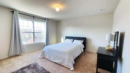 Brand New Three Bedroom House with Parking in East Farmingdale (NY)