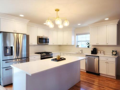 Brand New Three Bedroom House with Parking in East Farmingdale (NY)