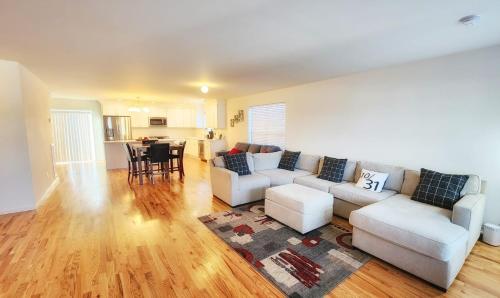 Brand New Three Bedroom House with Parking in East Farmingdale (NY)