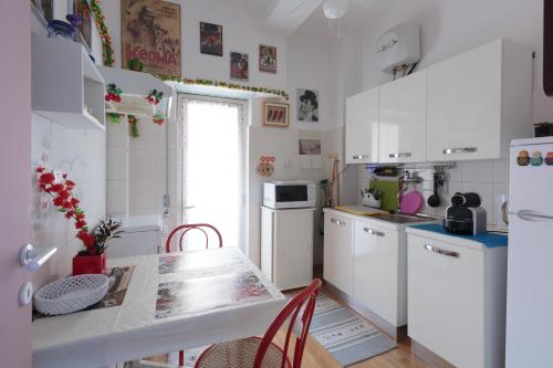 Simon Holiday House