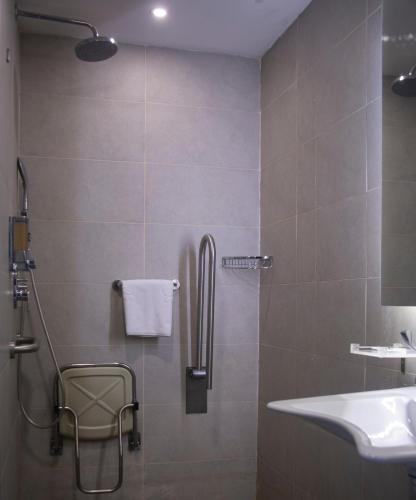 room detail thumbnail 2