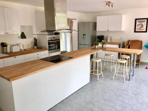 virtuve, 6Bed-Sleeps12-GroupRetreat-YogaStudio-PetFriendly in Le Lorey