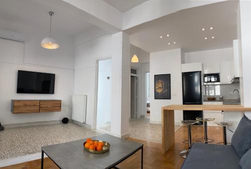 Modern 3BR Maisonette with garden 10 min from Acropolis, Atény