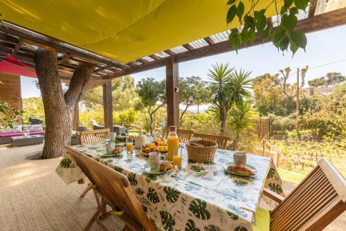 La Félyvonne, villa familiale confortable avec sa grande terrasse ombragée et sa vue dégagée vers la mer - Accommodation - Hyères